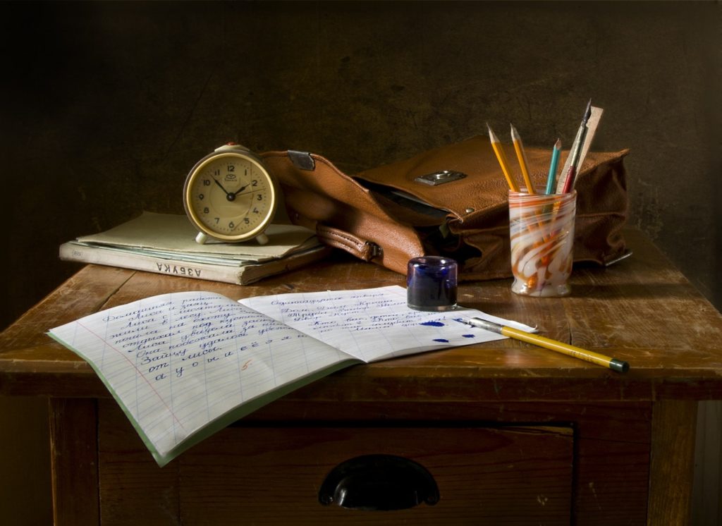 brown-wooden-desk-writing-pen-pencils-notepad-thatseemsimportant